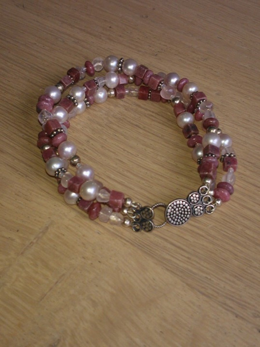 Figure 1 Armband met pareltjes, rozekwarts, rhodoniet en echt zilver, lengte ong. 20 cm. € 15,00.