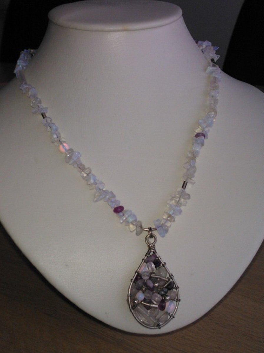Figure 11 Ketting van opaliet, fluoriet en echt zilver, lengte ong. 48 cm. € 22,50.