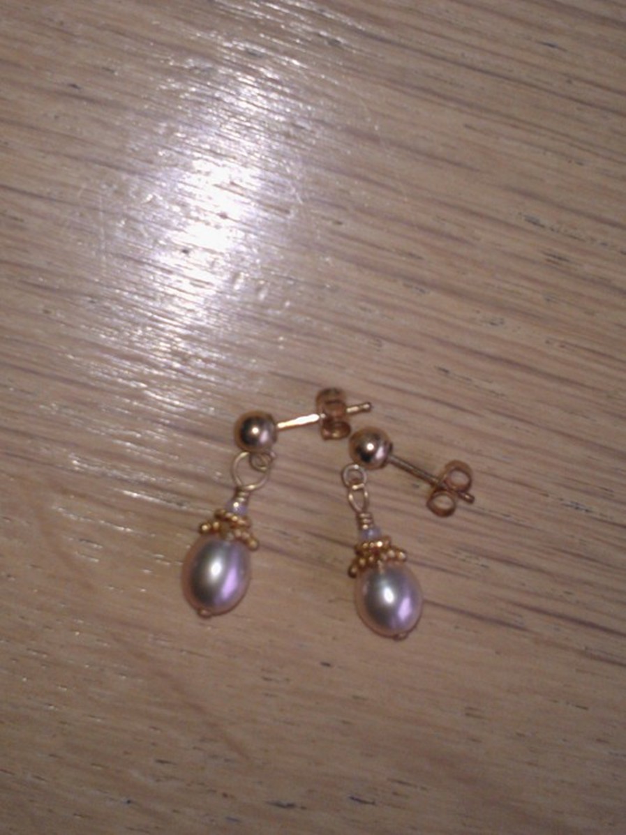 Figure 12 Oorbellen (zwaar) verguld met zoetwatepareltje (ong. 2 cm.) € 8,00.