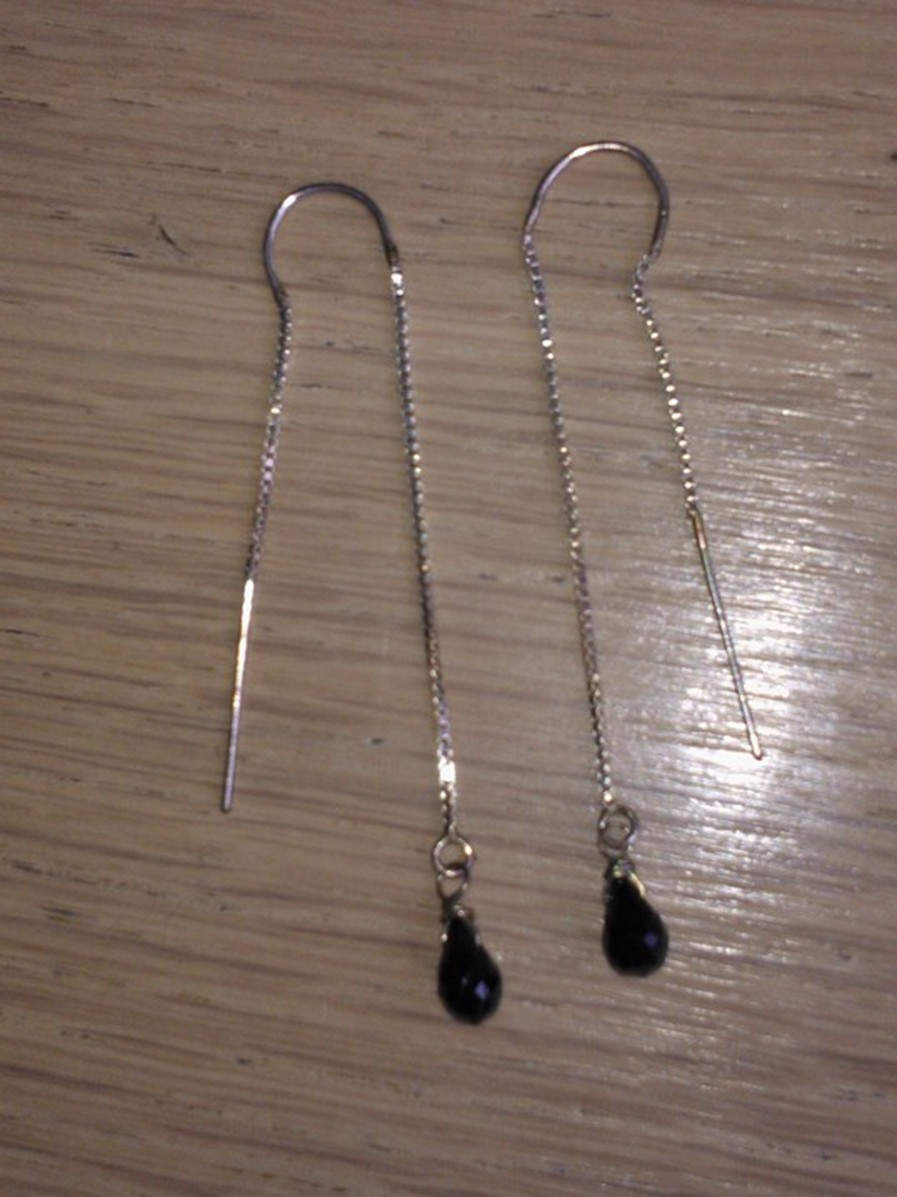 Figure 13 Oorbellen van echt zilver met zwarte spinel lengte vanaf haakje bijna 6 cm. € 9,00.