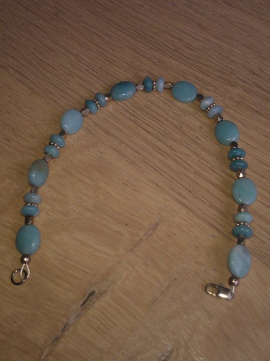 Figure 2 Armband van Amazoniet en echt zilver, lengte ong. 19,5 cm. € 10,00.