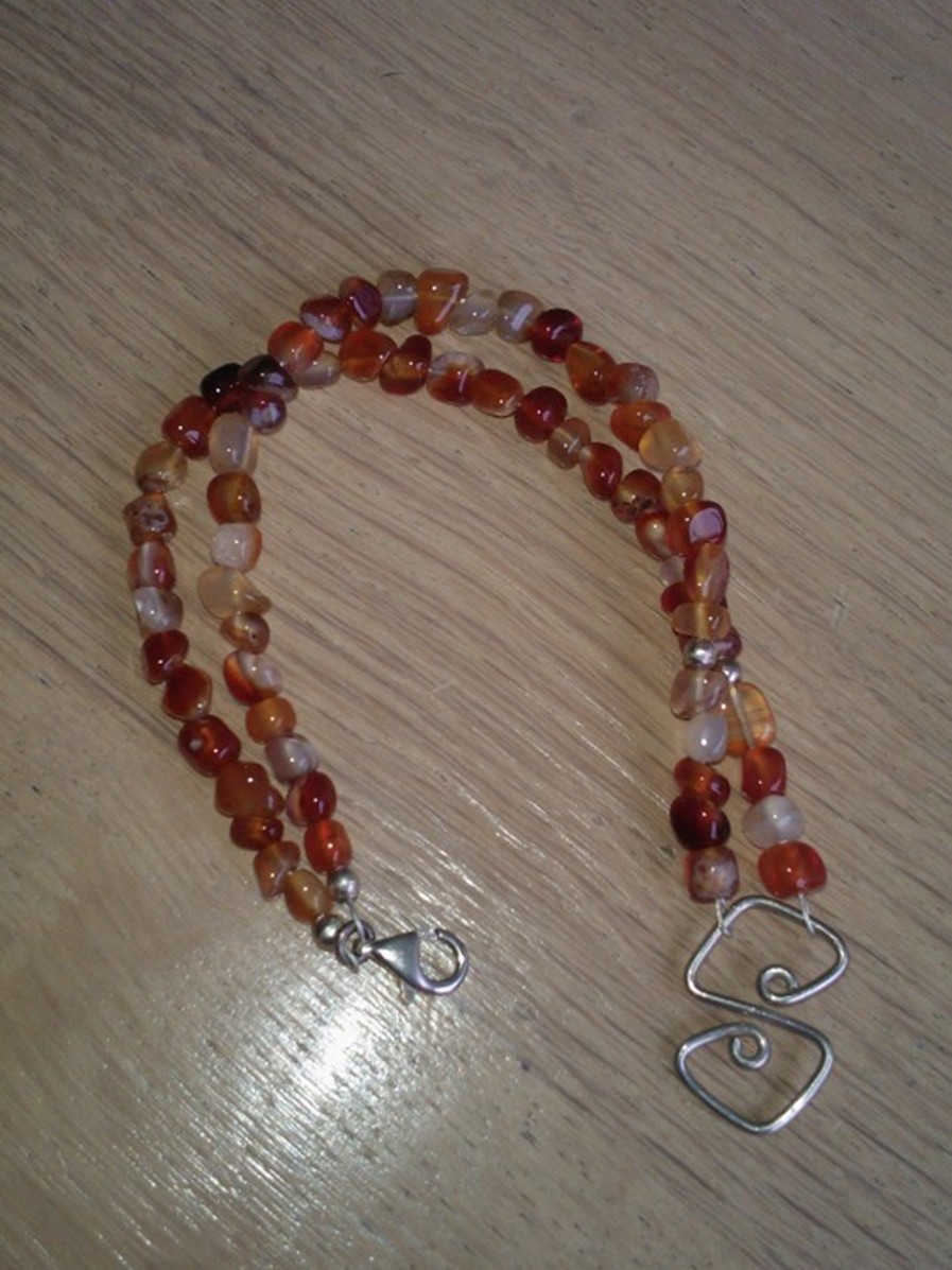 Figure 3 Armband met agaat en echt zilver, lengte ong. 18,5 cm. € 12,50.