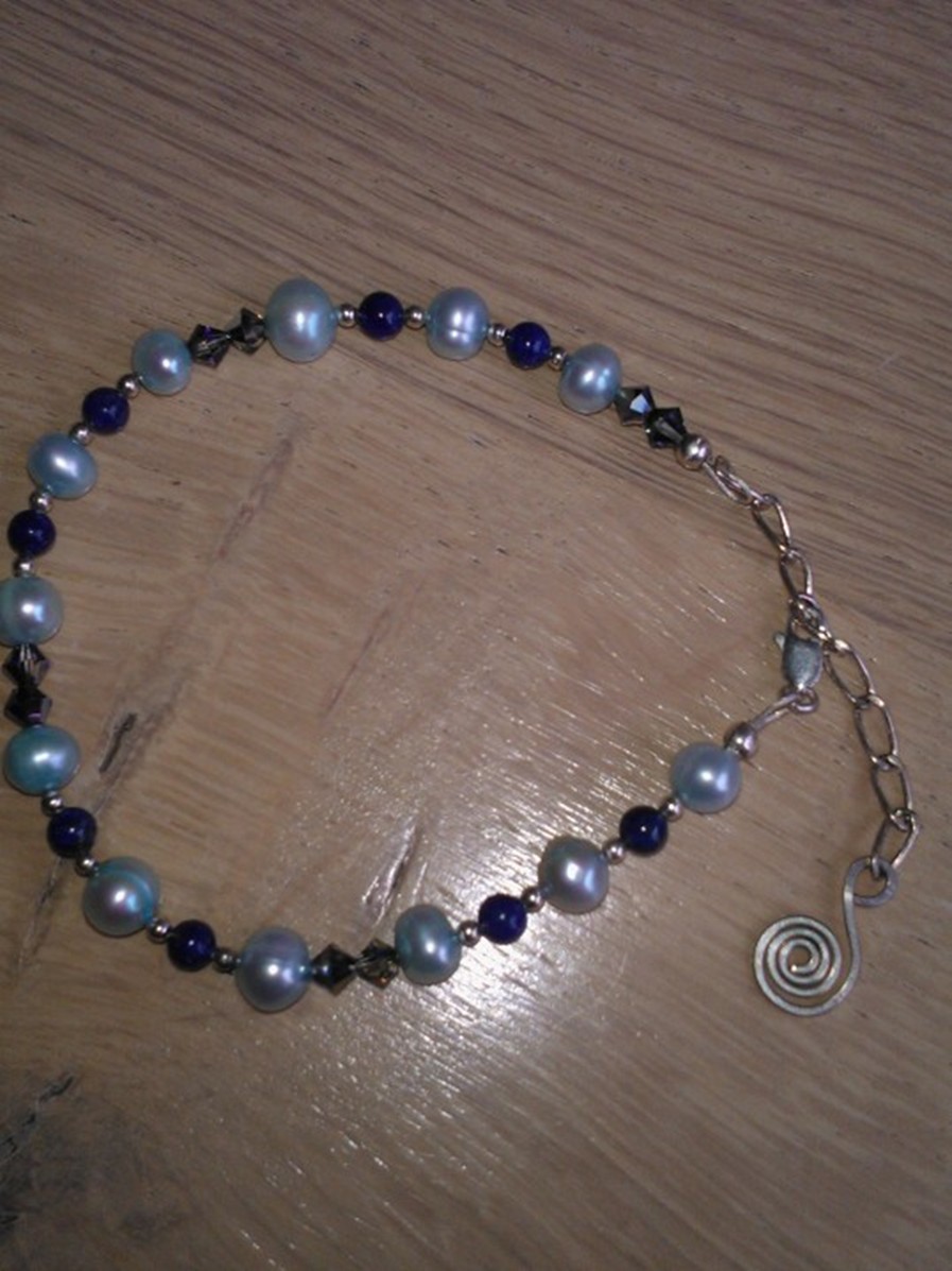 Figure 4 Armband met pareltjes, swarovski. lapis lazuli en echt zilver, lengte ong. 19-22,5 cm. € 12,50.