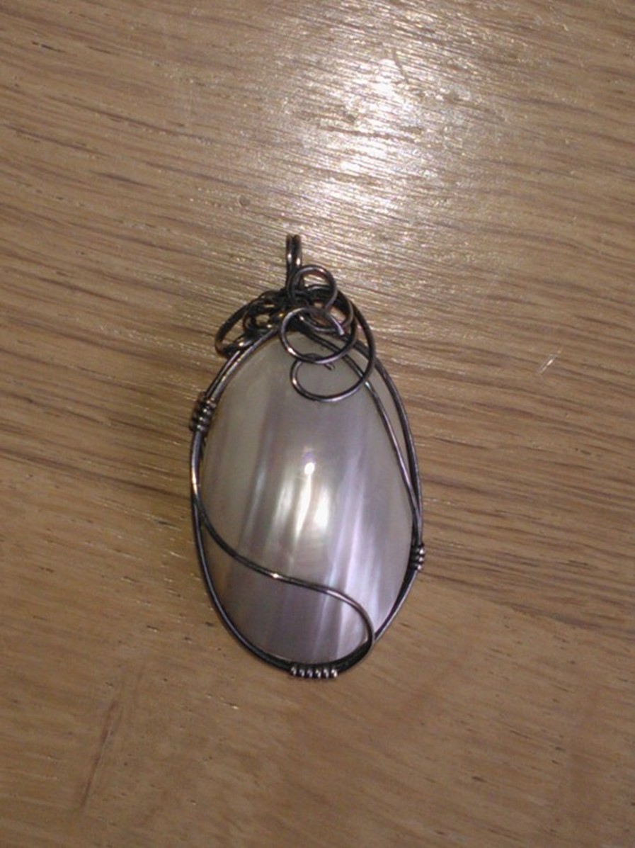 Figure 5 Grote hanger (ong. 4 cm.) van parelmoer en echt zilver, € 10,00.