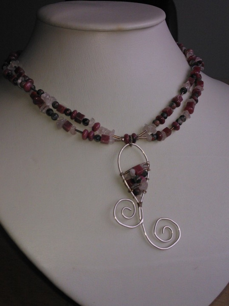 Figure 6 Ketting van roze kwarts, rhodoniet, agaat en echt zilver, lengte ong. 40-46 cm. € 25,00.