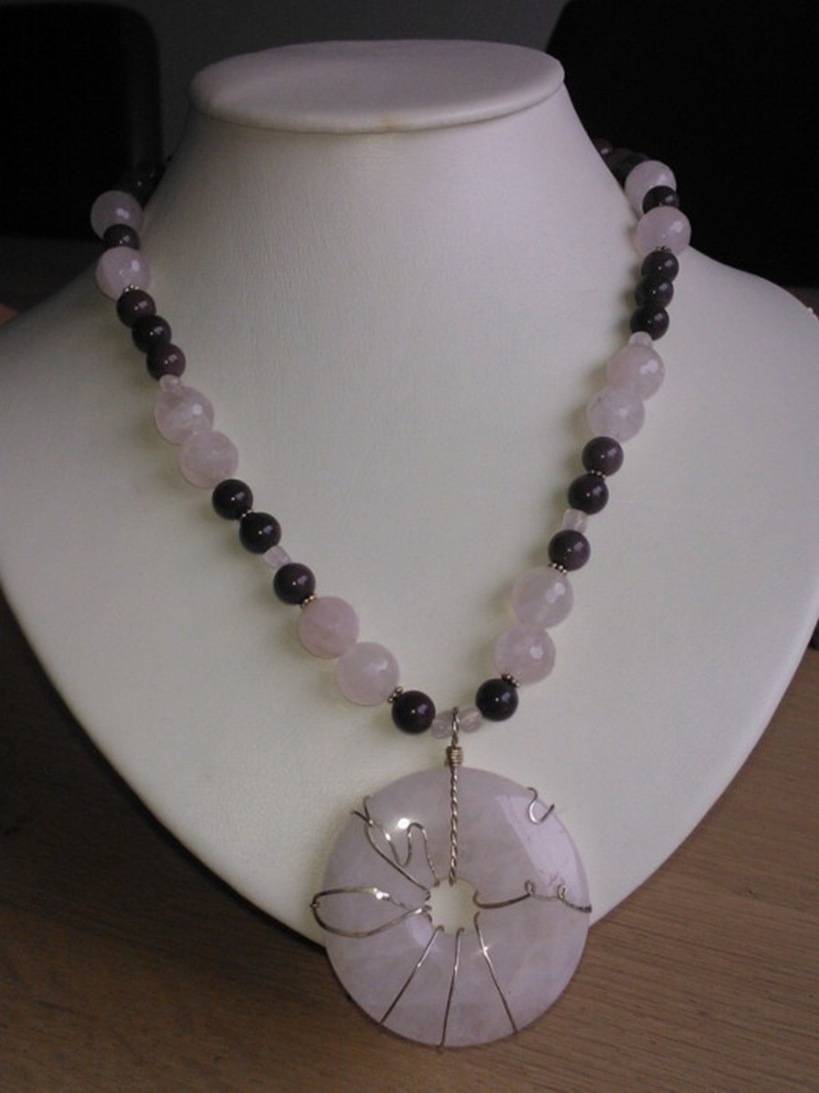 Figure 8 Ketting van Roze kwarts, jade en echt zilver, lengte ong. 49-53,5 cm. € 27,50.